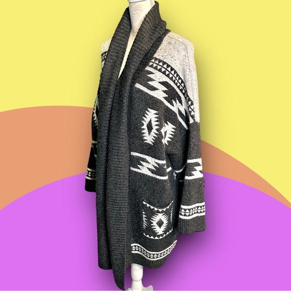 Plus Size Women’s Gray/White Fuzzy Shawl Collar Aztec Print Open Front Cardigan - Picture 11 of 11